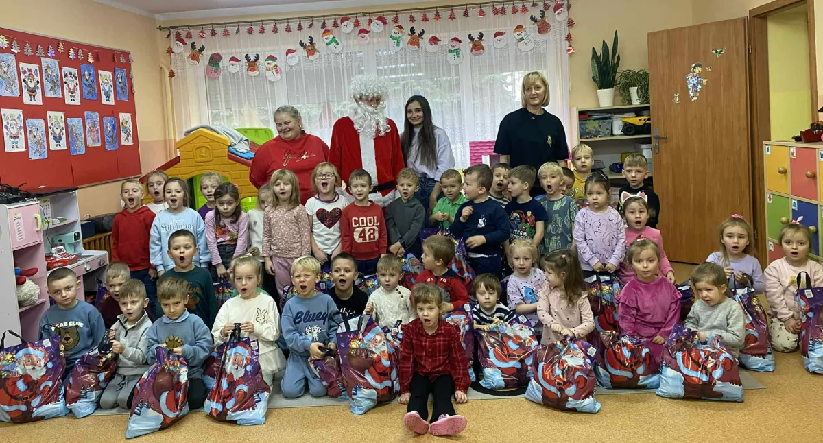 Święty Mikołaj odwiedził urząd, szkoły i przedszkole w gminie Masłowice 