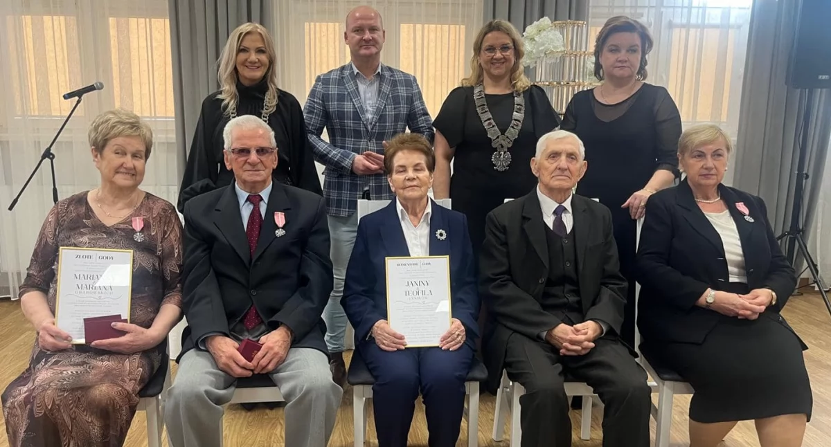 W Dobryszycach uhonorowano pary świętujące 50-lecie i 60-lecie małżeństwa podczas jubileuszu “Złotych Godów“