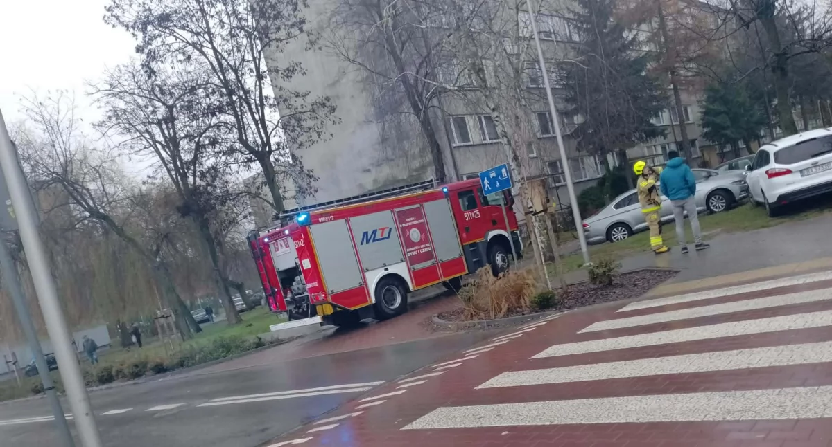 Strażacy wezwani do bloku przy Piastowskiej. W piwnicy rozszczelniła się butla z gazem. Nie powinno jej tam być