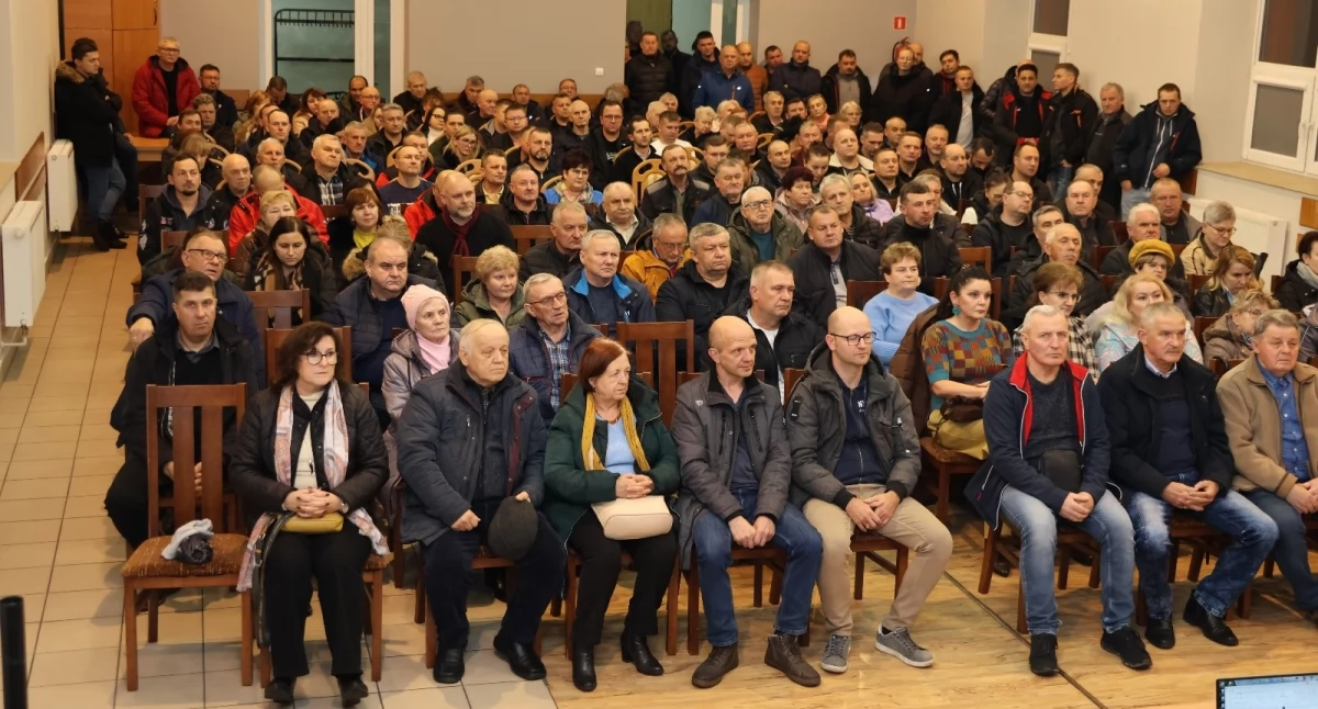 Ogromne zainteresowanie zieloną energią w Kamieńsku. Mieszkańcy licznie wzięli udział w spotkaniu informacyjnym o montażu instalacji OZE w gminie