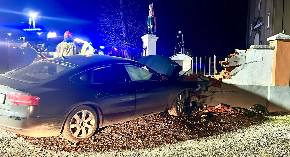 34-latek za kierownicą Audi nie zwolnił na zakręcie. Zjechał z drogi i uderzył w ogrodzenie kościoła