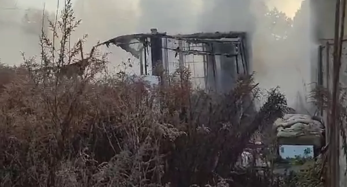 [WIDEO] Ktoś zaprószył ogień. Pożar zajął cały domek. Spłonął doszczętnie