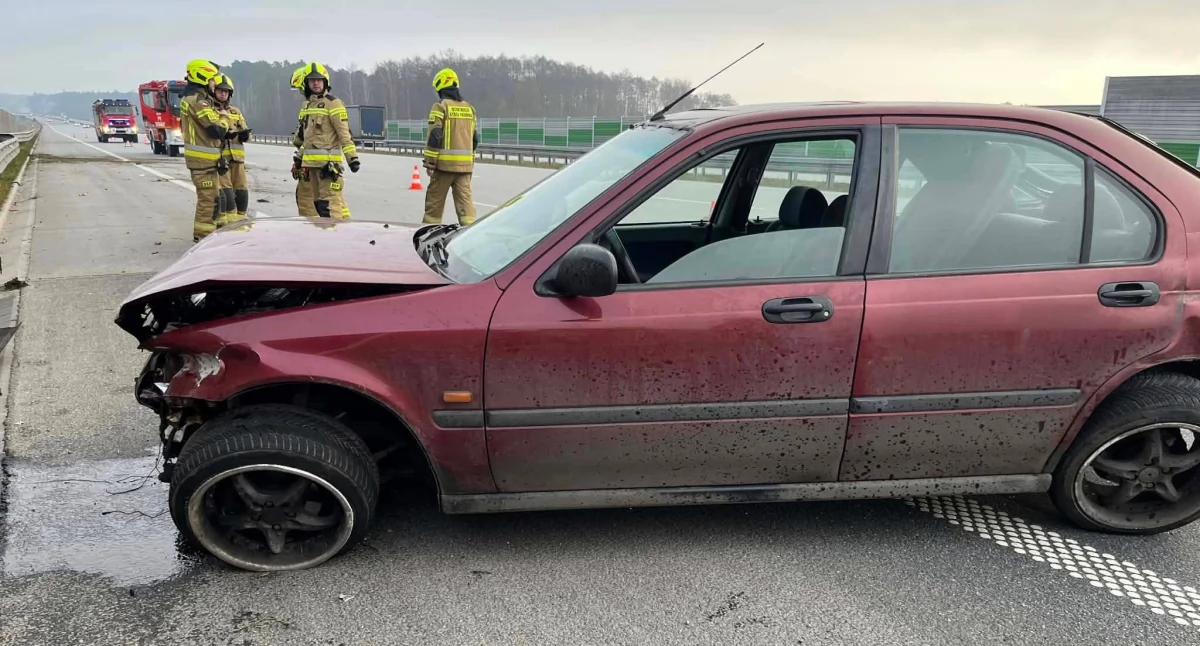 Kolizja na autostradzie A1. Prawy pas wyłączony z ruchu na kilka godzin. W akcji strażacy z Dobryszyc i Kamieńska