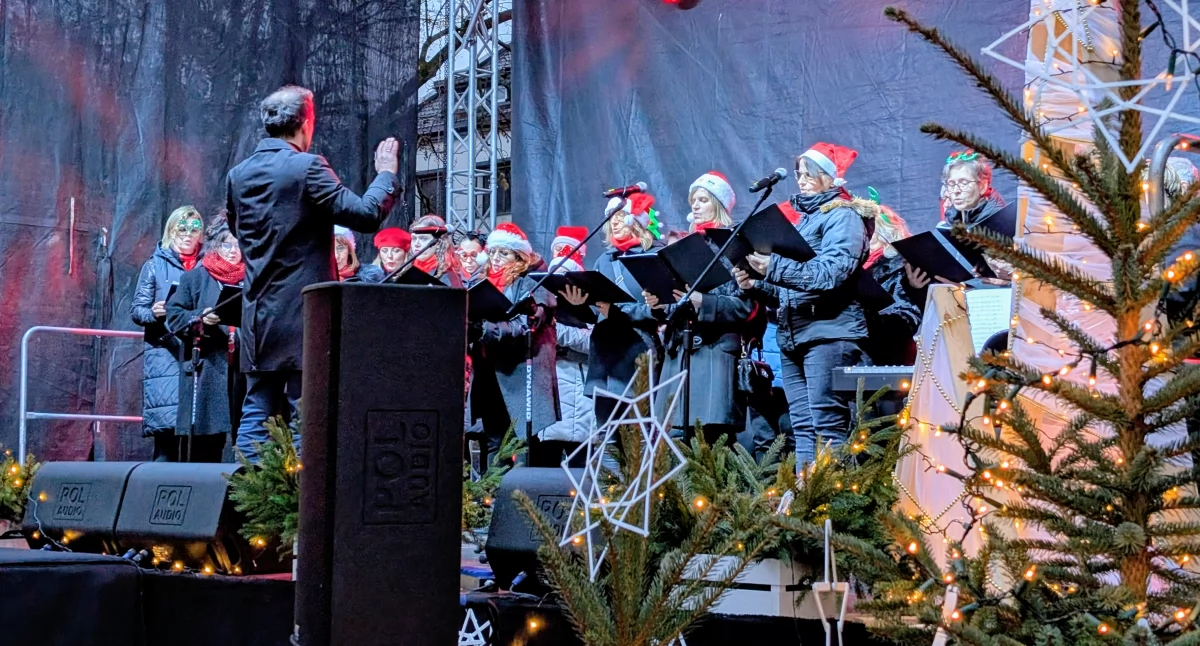 [ZDJĘCIA] Jarmark Bożonarodzeniowy na placu 3 Maja. Gwiazdą zespół Baciary