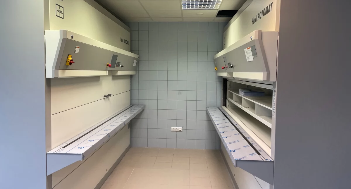 Nowe i nowoczesne regały w szpitalnej aptece. Oszczędność miejsca, a leki dostępne w kilka sekund