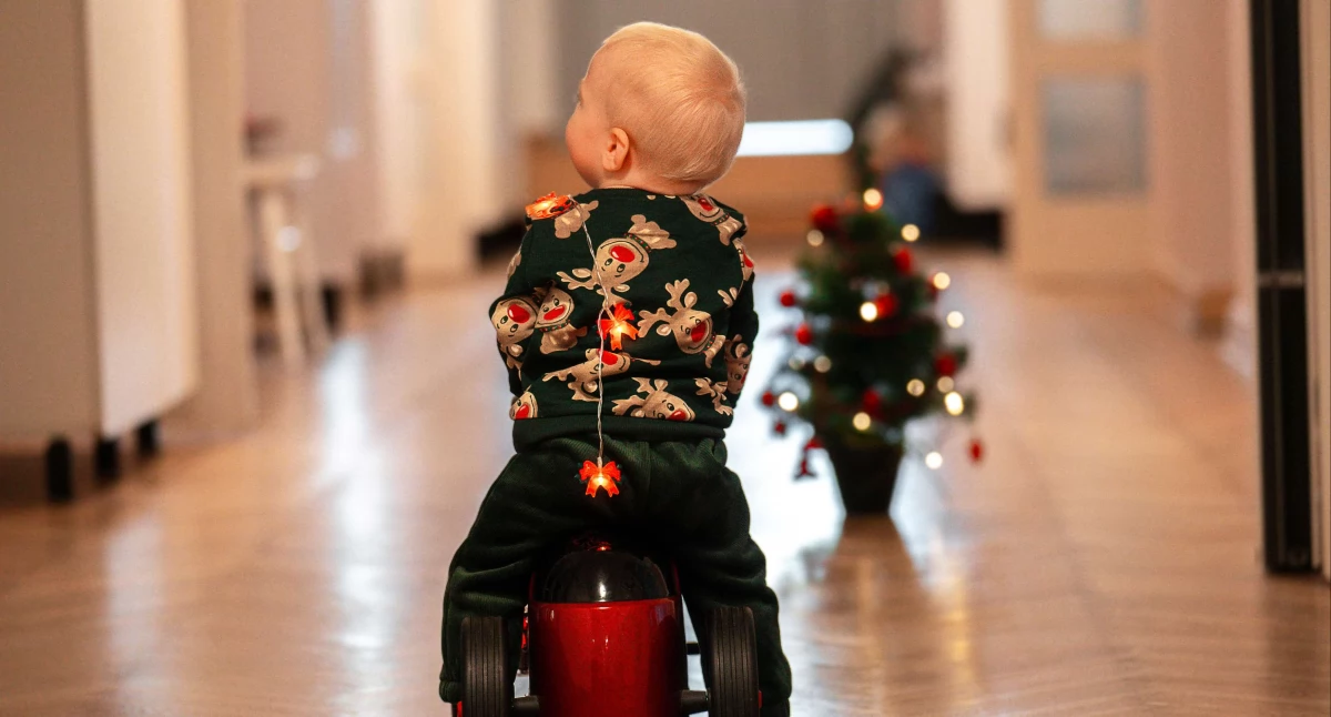 Staś czeka na dom. Uwielbia przytulasy, noszenie na rękach i zasypianie w objęciach. Chłopiec nie może dłużej przebywać w ośrodku
