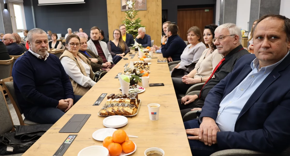 Świąteczne spotkanie z przedstawicielami klubów, organizacji pozarządowych w urzędzie miasta. Było wspólne ubieranie choinki