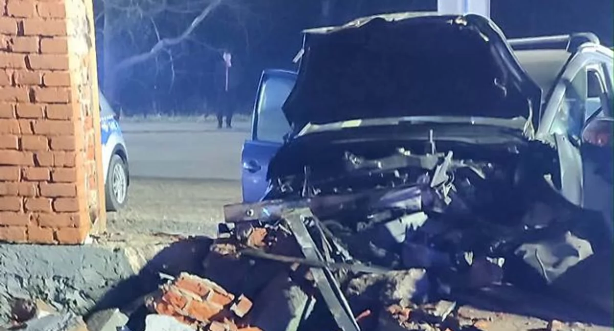 Kolejny kierowca zatrzymał się na ogrodzeniu kościoła w Jedlnie Pierwszym. Za szybko wjechał w zakręt