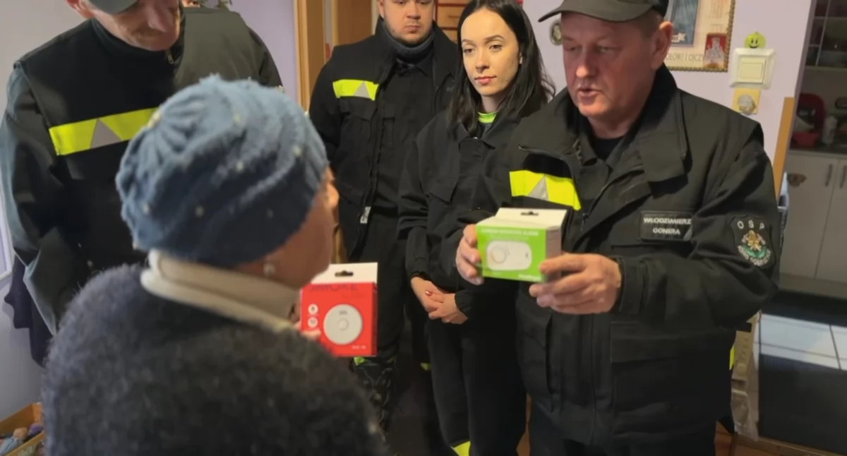 [WIDEO] Strażacy rozdawali mieszkańcom Dobryszyc czujki dymu. - Jestem wdzięczna strażakom, pomogli mi