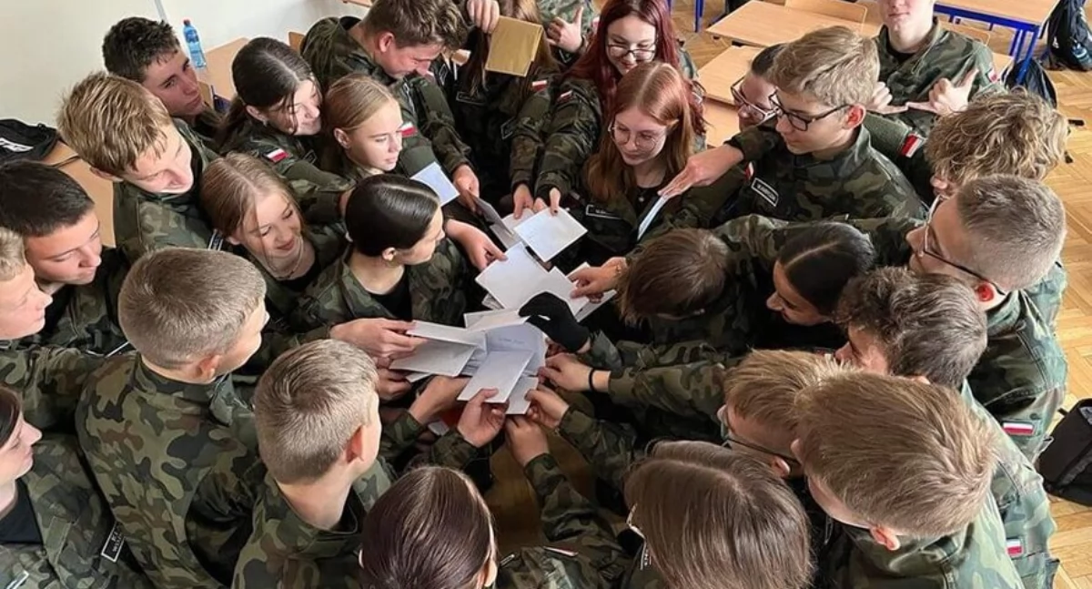 Pieniądze z MON dla Drzewniaka. Szkoła kupi uczniom mundury