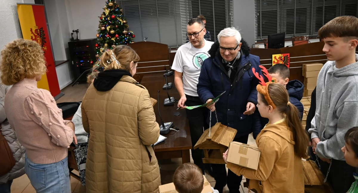 Karmimy zimą ptaki. Chętnych na karmniki było bardzo dużo