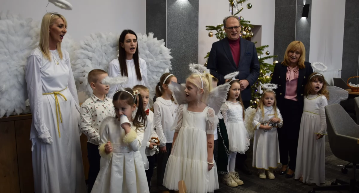 Przedszkolaki anioły kolędowały w urzędzie miasta. Wniosły świąteczny klimat w urzędową atmosferę