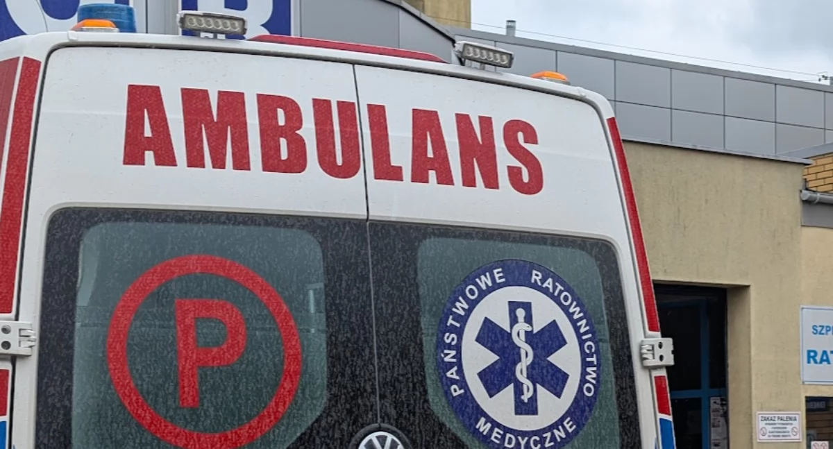 72-latek robił świąteczne zakupy. Wracał rowerem. Zasłabł i przewrócił się. Wezwano służby ratunkowe