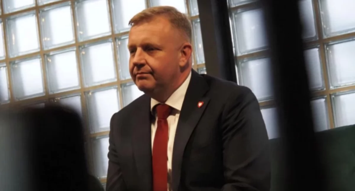 Starosta Łukasz Więcek będzie zarabiał od 1 stycznia 2026 15 procent więcej. Radni powiatowej koalicji byli za