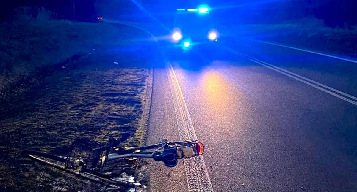 Wypadek na obwodnicy. Kierowca Mercedesa zawadził lusterkiem rowerzystę. 67-latek został odwieziony do szpitala