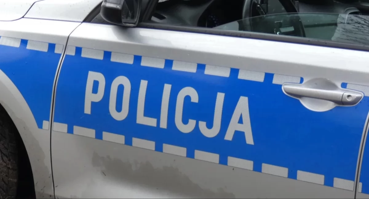 Wypadek na Piramowicza. 26-letni kierowca Skody stracił panowanie, auto uderzyło w słup