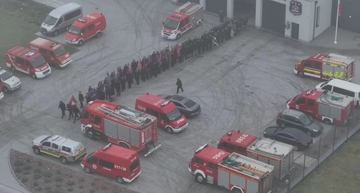 [WIDEO] Ostatnie pożegnanie druha Krzysztofa Boruty. Strażak spoczął na cmentarzu parafialnym w Strzałkowie