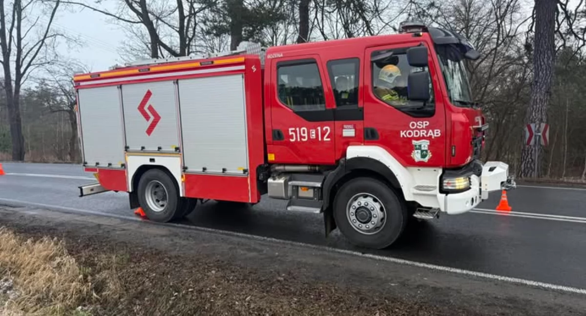 Kolizja w Kodrębie. 18-letni kierowca Opla stracił panowanie na zakręcie. Uderzył w Kię