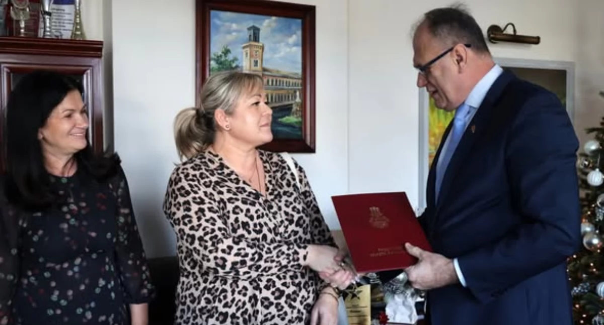 Katarzyna Łyszkiewicz, nauczycielka w Publicznym Przedszkolu nr 5, odebrała akt mianowania na kolejny stopień zawodowy