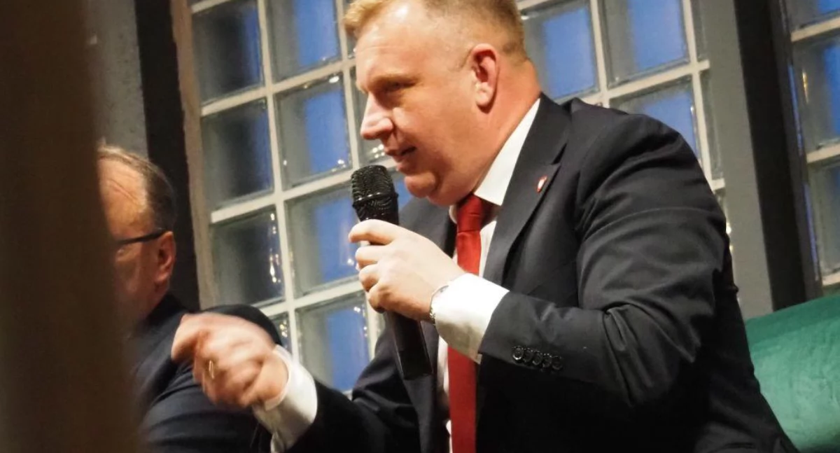 Zarobki władzy: Więcek zarabia więcej. Samorządowcy zarabiają za mało? W stosunku do średniej krajowej - nie