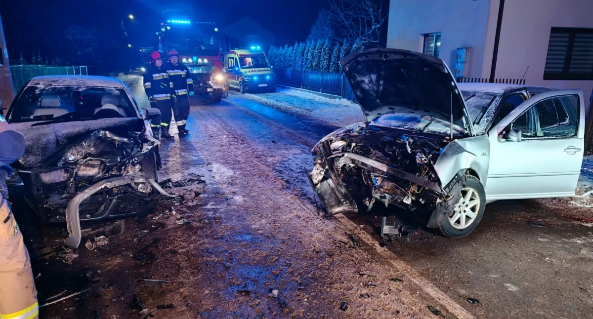 Wypadek w miejscowości Woźniki. Zderzyły się dwa samochody osobowe. 28-latek wyjechał z zakrętu na czołówkę