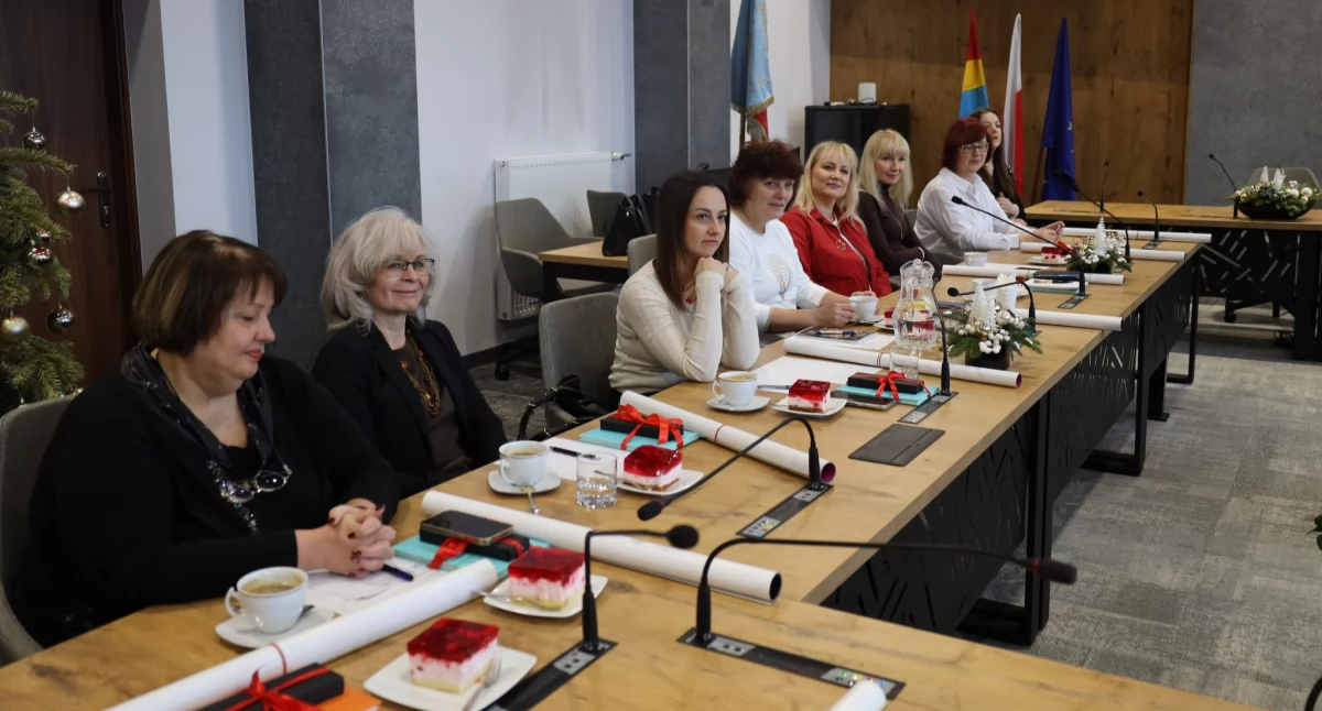 Pierwsze w nowym roku spotkanie z dyrektorami szkół i przedszkoli. Doceniono boonarodzeniowe jasełka