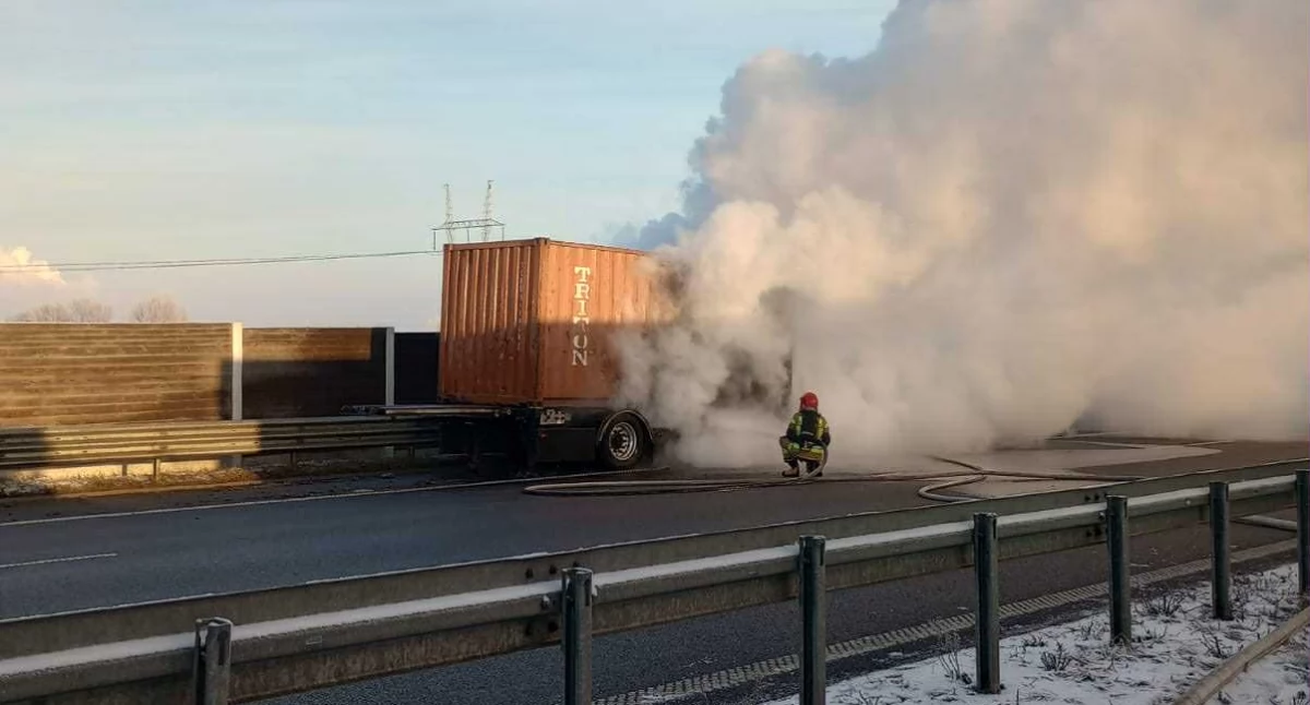 [WIDEO] Pożar naczepy na autostradzie. Ruch w kierunku Katowic wstrzymany