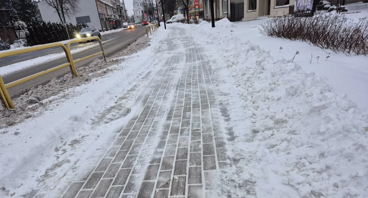 Czytelniczka: - Nie wyobrażam sobie starszej osoby na moim miejscu. Dlatego ktoś, kto odśnieżał ten chodnik powinien wykazać się większą wyobraźnią
