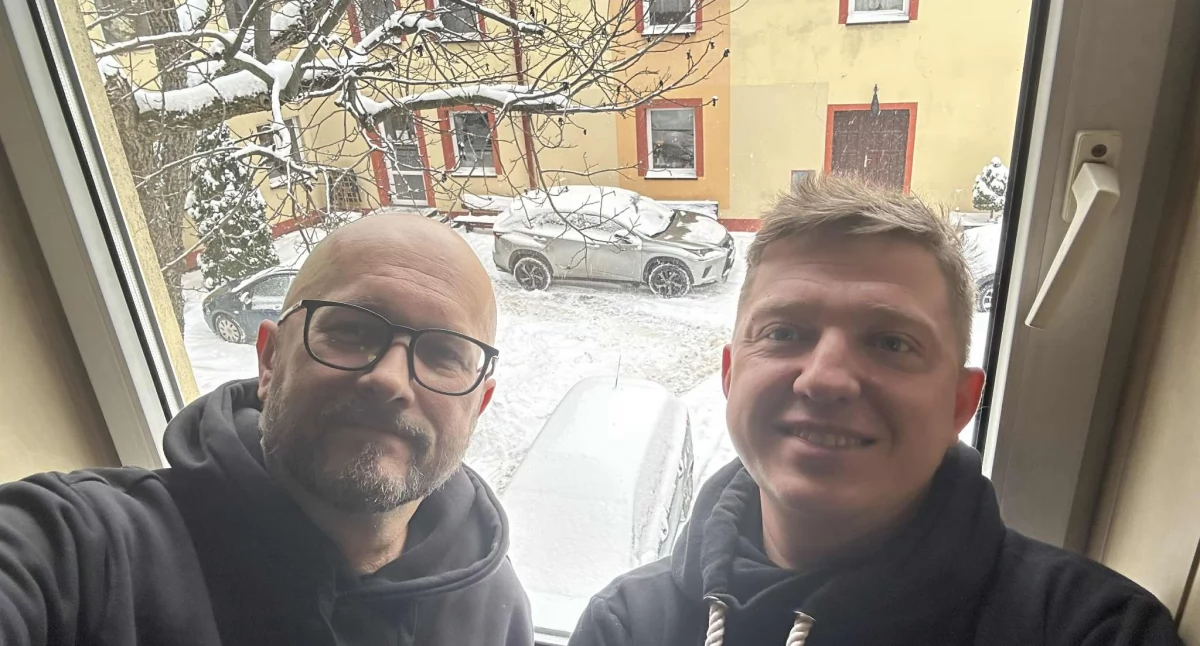 Zaśnieżone całe miasto, wszyscy idą, ulicami ciasno [podcast Dwaj Panowie AA]