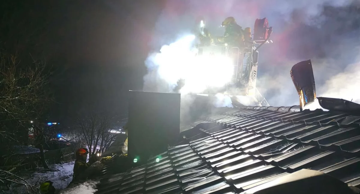Pożar poddasza w miejscowości Żarki. Z ogniem walczyło siedem zastępów straży