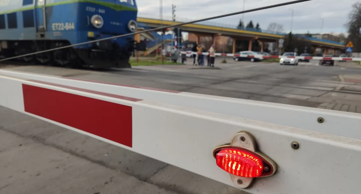 Uwaga kierowcy! Od dzisiaj nie przejedziecie przez przejazdy kolejowe na Warszyca i Szarych Szeregów. Wyznaczono objazdy