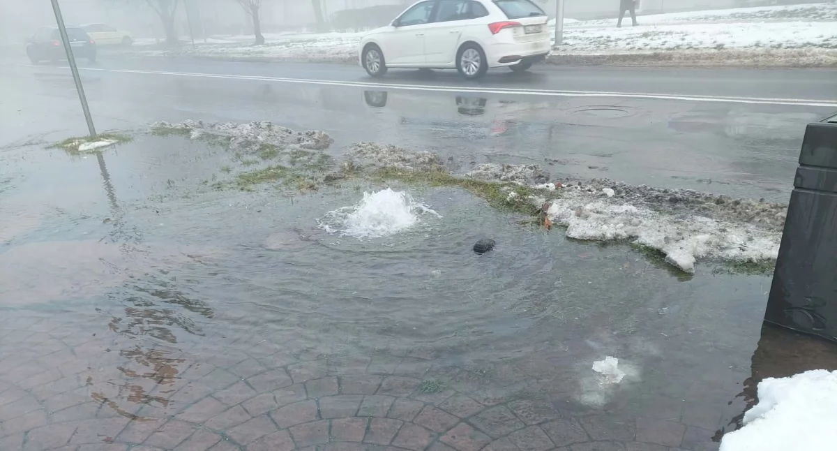 Uważajcie na Piastowskiej przy banku. Doszło do awarii. Może tam być bardzo ślisko