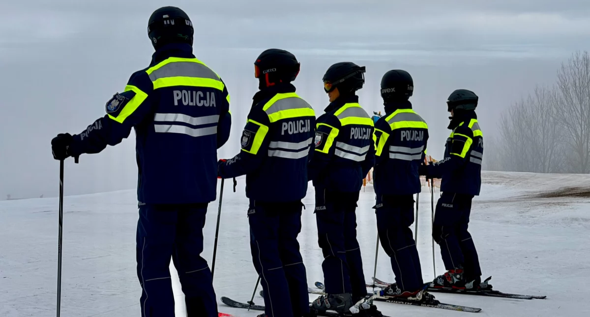Policjanci na nartach na Górze Kamieńsk. Pilnują porządku i przypominają o kaskach
