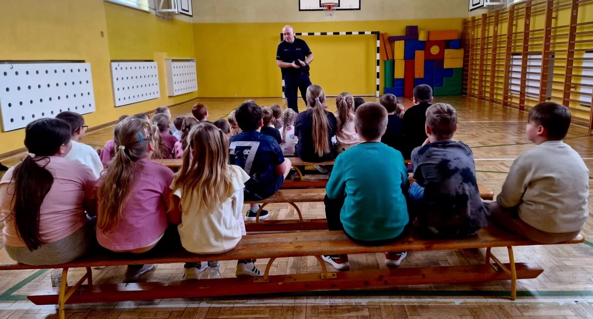 Kręci mnie bezpieczeństwo zimą. A za chwilę ferie. Dzielnicowy spotkał się z uczniami z Płoszowa