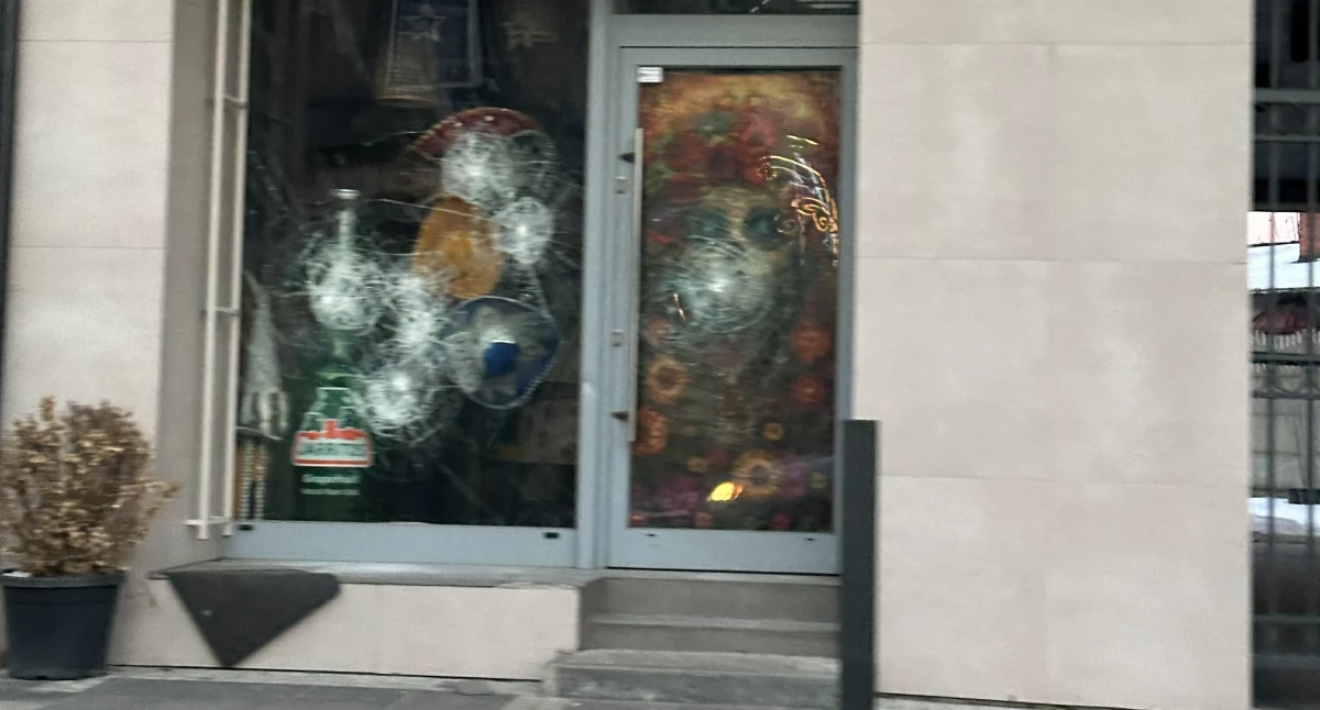 [WIDEO] Zamaskowany mężczyzna rzucał granitową kostką w witrynę i drzwi restauracji przy Reymonta