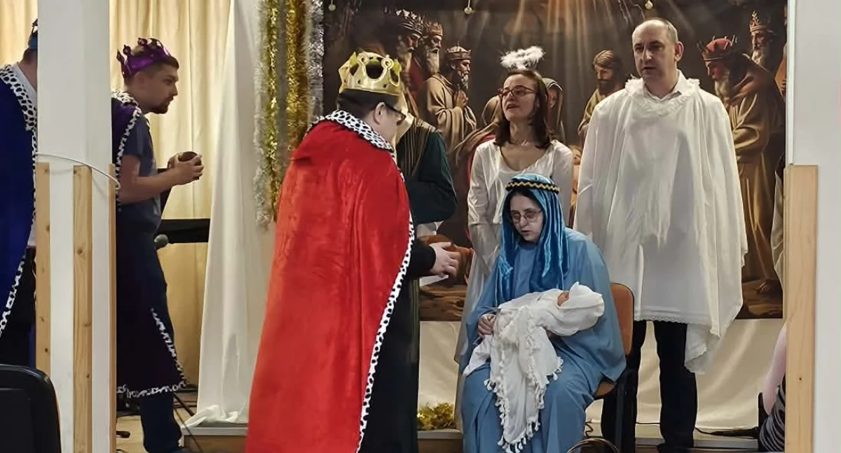 Noworoczna wizyta uczestników WTZ w radomszczańskim DPS-ie. Były słodkie upominki i wspólne kolędowanie