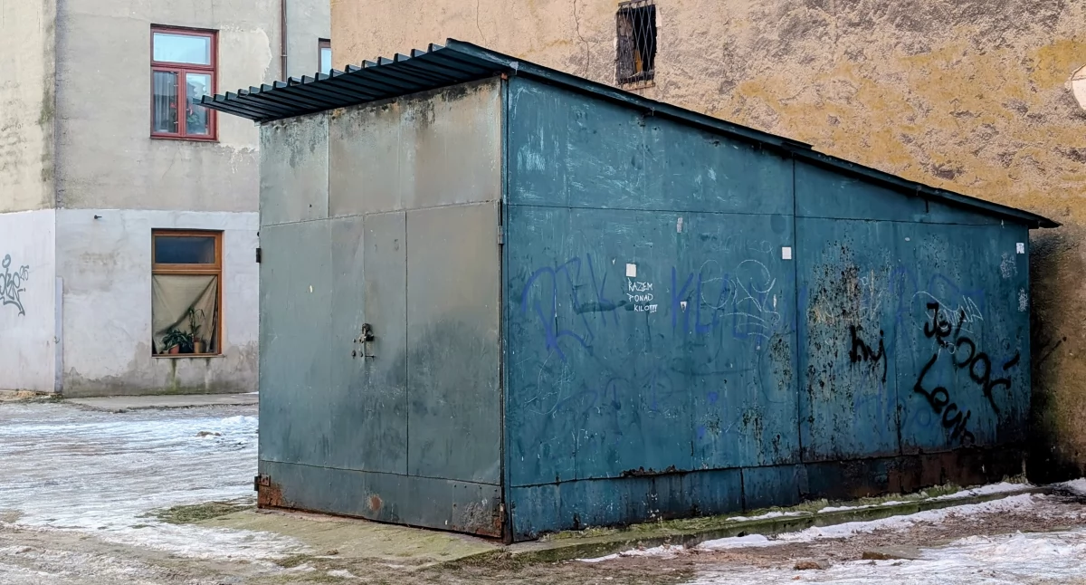 Garaże w kosmosie: 120 tysięcy za miejsce dla samochodu!? „Zapraszam do kontaktu