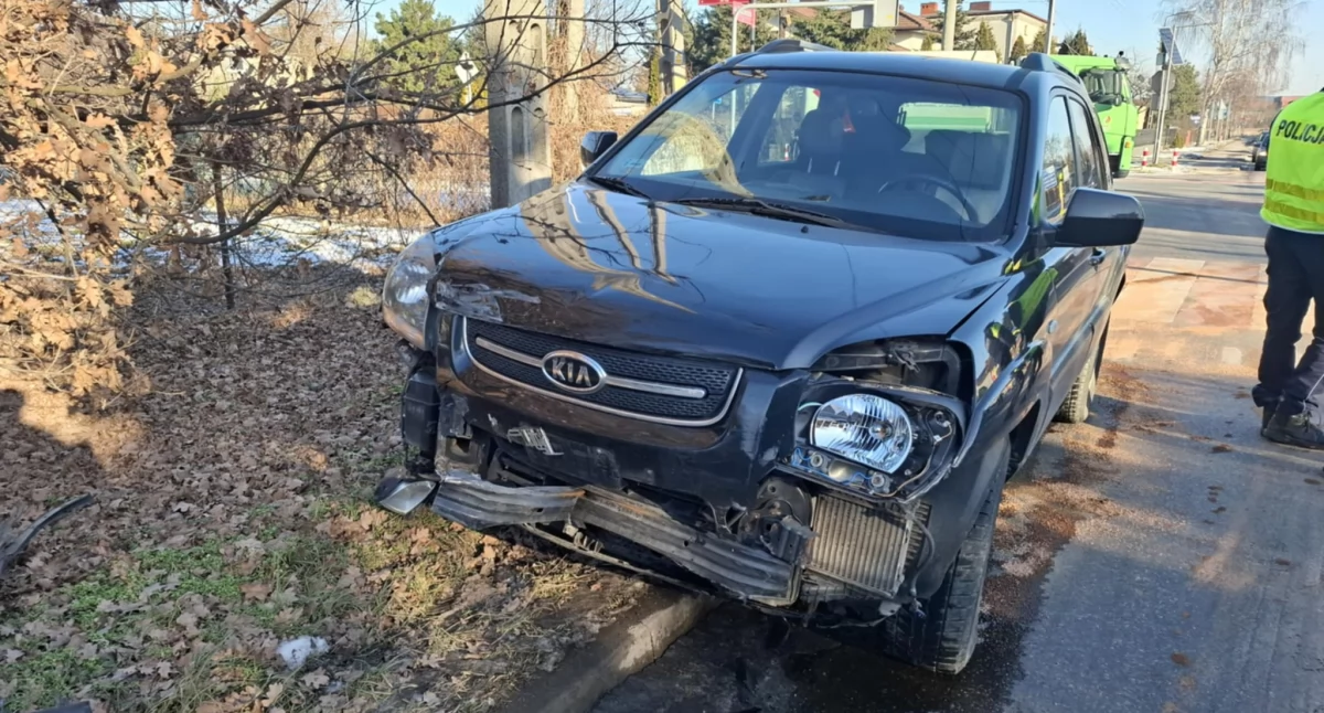 Pijany 68-latek nie zatrzymał się przed znakiem STOP. Uderzył w inne auto. Do szpitala odwieziono 76-latkę