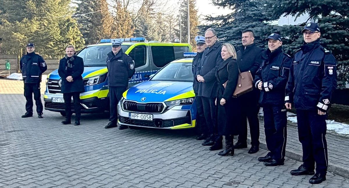Policjanci dostali dwa nowe radiowozy. Do samochodów dołożyły się miasto, powiat i gminy