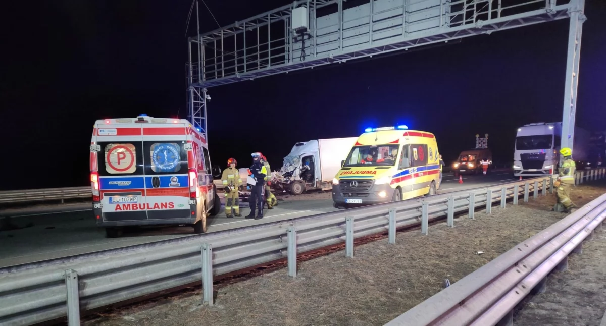 Wypadek na autostradzie A1. Bus uderzył w samochód ciężarowy. Poszkodowany 48-latek