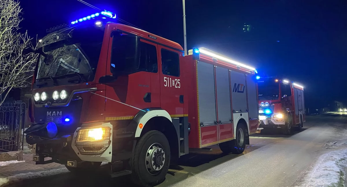 Pożar w kominie domu w Kletni. Kolejny w tym sezonie grzewczym. Gasiło go dwunastu strażaków