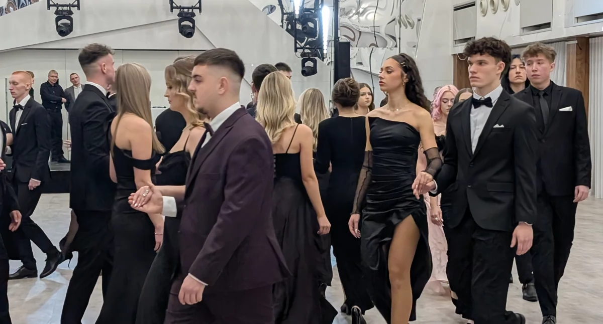 [ZDJĘCIA] Studniówka maturzystów Elektryka. Bal otworzył tradycyjny Polonez 