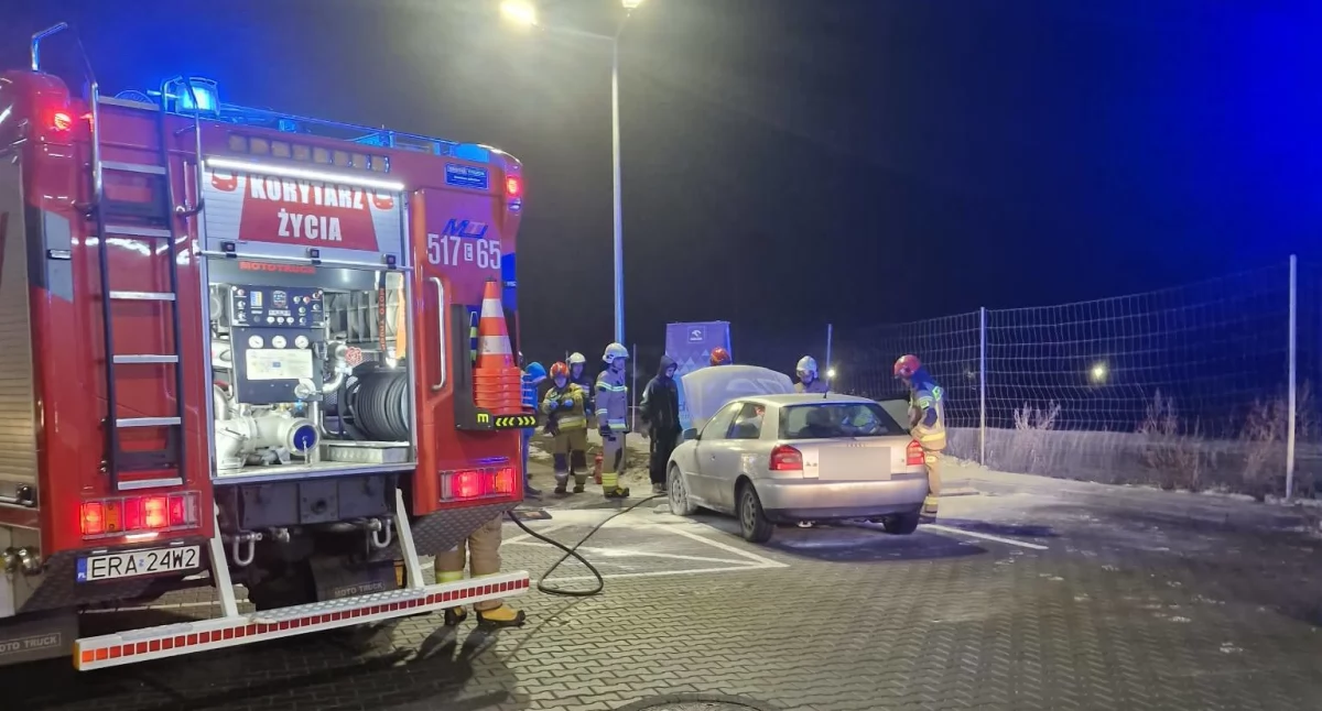 Pożar samochodu na MOP-ie w Stobiecku Szlacheckim. Pomogli pracownicy stacji benzynowej