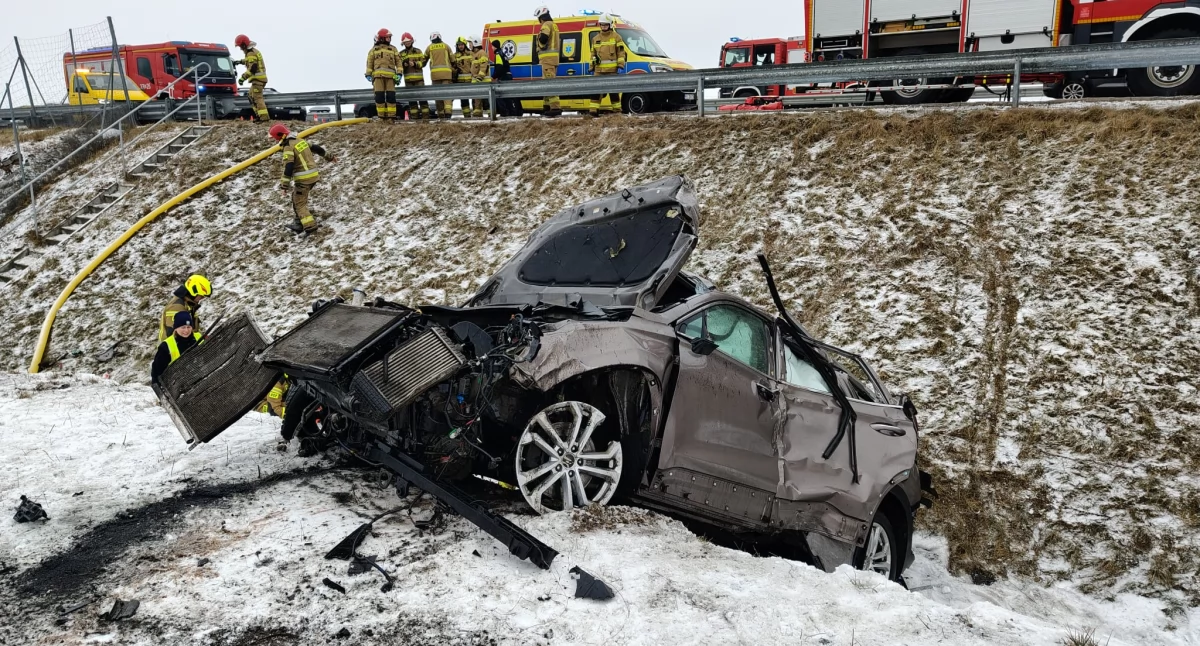 Uwaga! Wypadek na autostradzie A1. Dachował samochód osobowy