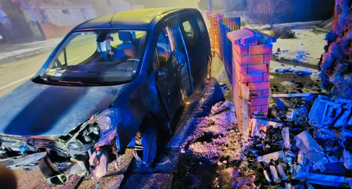 Kierowca Citroena wpadł w poślizg. Samochód uderzył w betonowe ogrodzenie i ceglany słupek