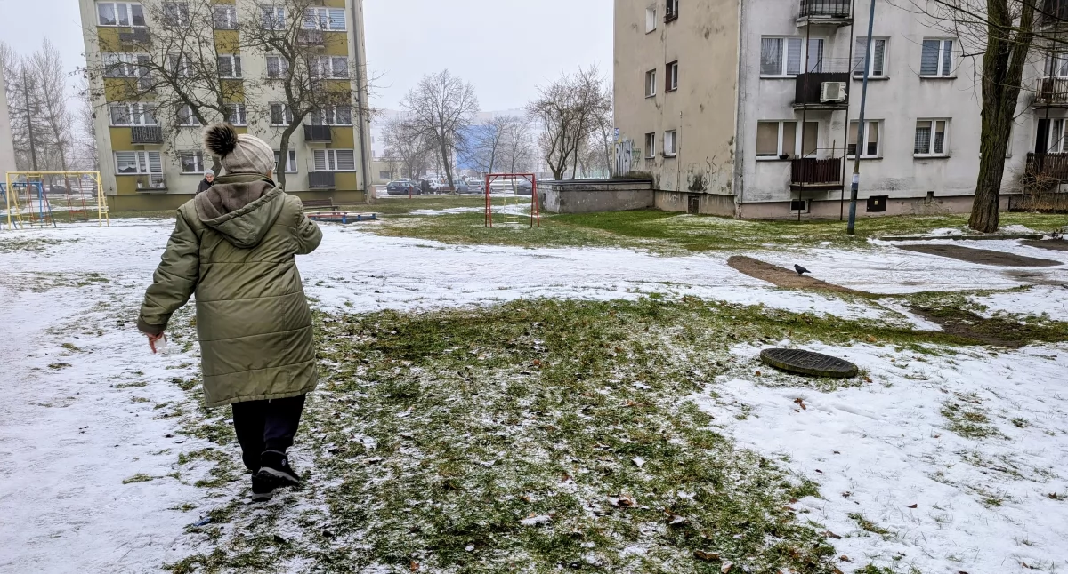 Pani Elżbieta: - Co roku dopłacamy do ogrzewania po kilkaset złotych. O proszę, trawa tu rośnie jakby wiosna była