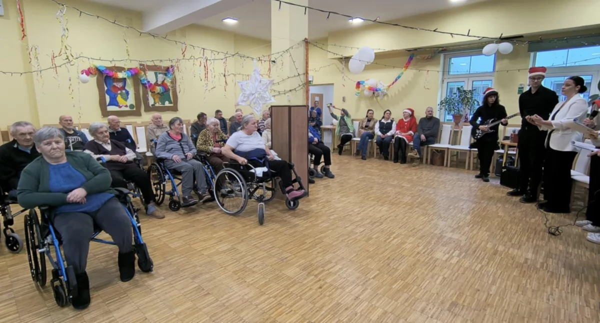 Uczniowie z Drzewniaka z wizytą u pensjonariuszy DPS-u. To noworoczna tradycja