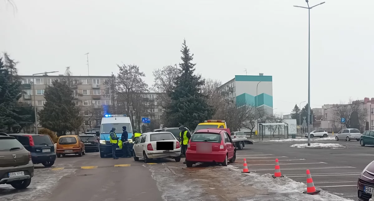 Wypadek przy Piastowskiej. 70-letni kierowca zasłabł za kierownicą. Wjechał w zaparkowane samochody