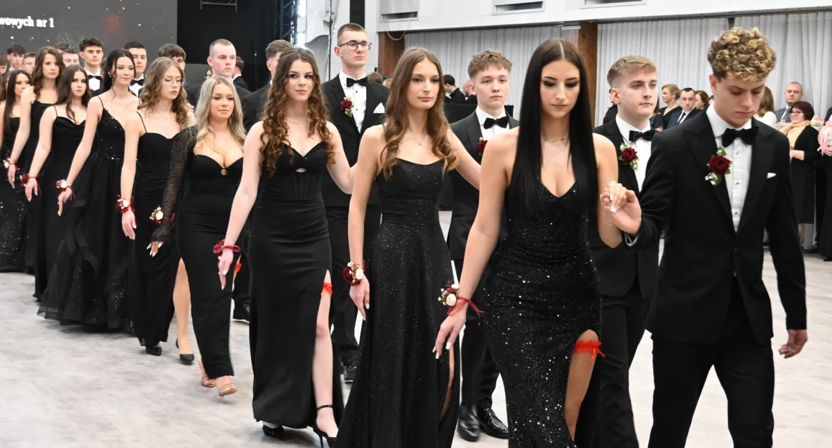 [ZDJĘCIA] Maturzyści z Mechanika zatańczyli Poloneza. Studniówka Zespołu Szkół Ponadpodstawowych nr 1
