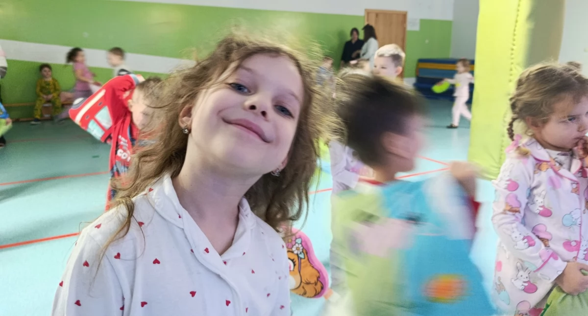 [ZDJĘCIA] Piżamowy bal w przedszkolu w Lgocie Wielkiej. Jako wyraz solidarności z dziećmi na oddziałach onkologicznych